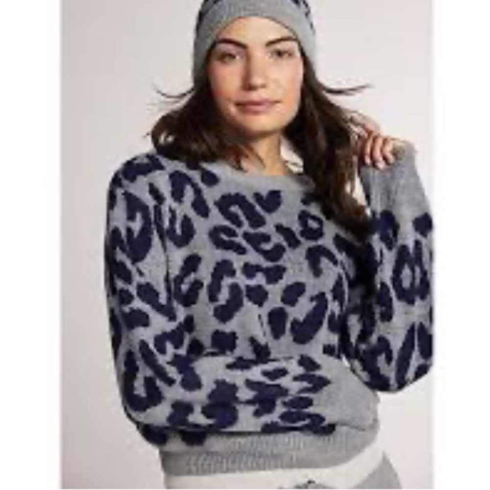 Yummy | blue and gray leopard print sweater size XS
